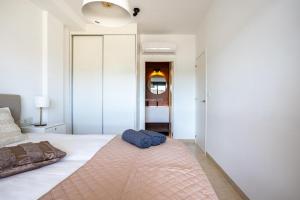 a bedroom with a bed with a blue pillow on it at Paradise Resort 315 in San Miguel de Salinas