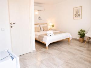 a bedroom with a bed with two towels on it at Vila Matt in Vama Veche