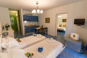 a living room with two beds and a kitchen at Club del Sole Le Gorette Cecina Easy Camping Village in Marina di Cecina