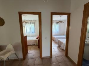 two mirrors in a room with two beds at Chalet privado playa de Boa in Noya +22 photos