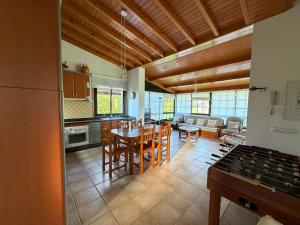 a kitchen and living room with a table and chairs at Chalet privado playa de Boa in Noya