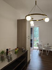 a kitchen and dining room with a large chandelier at b&b la Conocchia in Curti