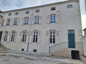 a large white building with a blue door at La chambre de Jeanne in Toul +6 photos
