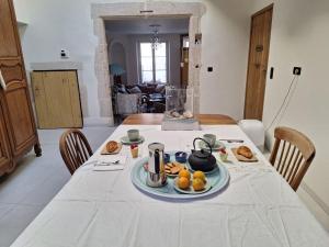 a table with a plate of food on it at La chambre de Jeanne in Toul