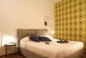 A bed or beds in a room at La Controra Guesthouse Roma Még 7 kép