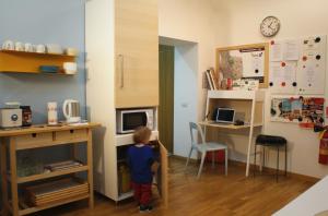 A kitchen or kitchenette at La Controra Guesthouse Roma