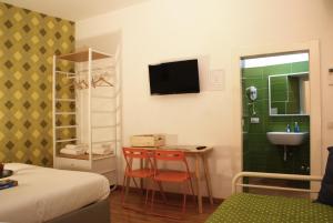 A television and/or entertainment centre at La Controra Guesthouse Roma