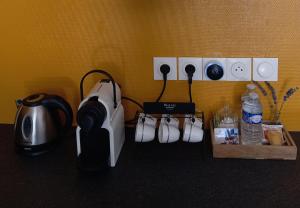 a room with a counter with a blender and cups at Les Cyprès in Vienne