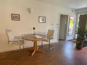 a living room with a table and chairs and a table at Ferienwohnung Meding am See in Schondorf am Ammersee
