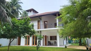 a view of the house from the garden at Parrot Paradise Negombo in Negombo +39 photos