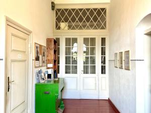 a room with a green cabinet and a door at Herrenhaus Libnow in Murchin