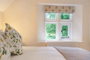 a bedroom with a bed and a window at 1 Bed in Exton oc-e42799 in Exton