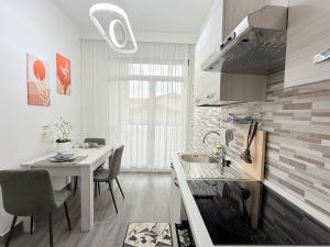 a small kitchen with a table and a sink at Residence Meraviglia in Schio