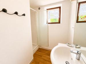 a bathroom with a sink and a bath tub at Le petit Chai in Chémery