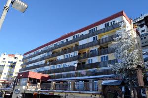 un grand bâtiment avec des balcons sur le côté dans l'établissement The Hostel, à Sierra Nevada