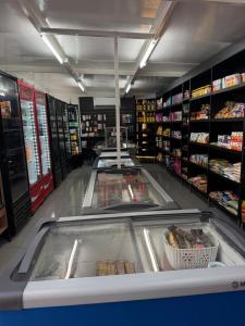 an aisle of a store with food on display at Apartamento Espaço e Conforto Cerejeiras in Várzea Grande