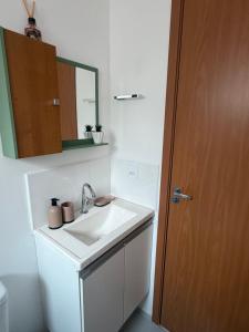 a bathroom with a sink and a mirror at Apartamento Espaço e Conforto Cerejeiras in Várzea Grande +48 photos