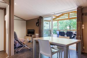 a dining room and living room with a table and chairs at Azur de La Cigale -Conciergerieland in Azur