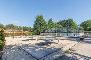 a park with benches and a glass building at Azur de La Cigale -Conciergerieland in Azur