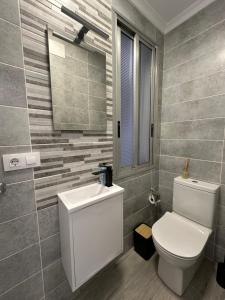 a bathroom with a toilet and a sink at Candle Home Sáenz Díez in Ourense