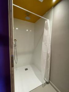 a walk in shower in a bathroom with a shower curtain at Farbenfrohes Appartment in Wittenberge in Wittenberge
