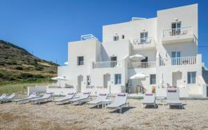 ein Gebäude am Strand mit Stühlen und Sonnenschirmen in der Unterkunft Polyegos View in Pollonia