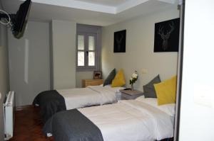 une chambre avec deux lits et une fenêtre dans l'établissement The Hostel, à Sierra Nevada