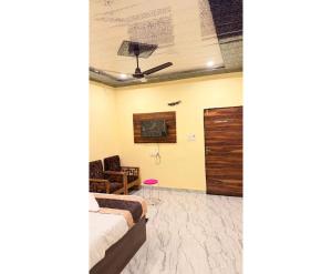 a room with a bed and a ceiling fan at Royal with - Group Name Hotel Double R- comfort stay in Main Bazar New Delhi in New Delhi