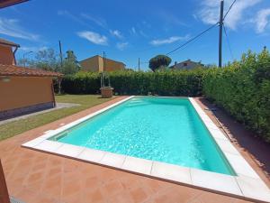 a swimming pool in the backyard of a house at I sogni di Elias in Tuoro sul Trasimeno