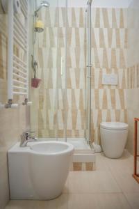 La salle de bains est pourvue d'une douche, d'un lavabo et de toilettes. dans l'établissement Penthouse Angelo Brunetti, à Rome