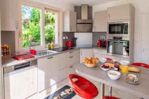 a kitchen with a counter with bowls of food on it at Villa Pré d'Oro 5 étoiles 10 personnes, spa privé, nature, Vosges Saônoises in Amage
