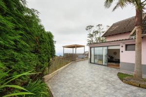 a house with a courtyard and a fence at Sunset Village in São Jorge