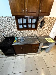 a kitchen with a sink and a counter at Raíces Vivas Dúplex - Cochera Privada en Oberá in Oberá