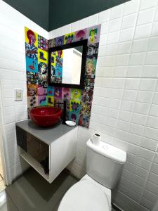 a bathroom with a sink and a toilet and a mirror at Raíces Vivas Dúplex - Cochera Privada en Oberá in Oberá +5 photos