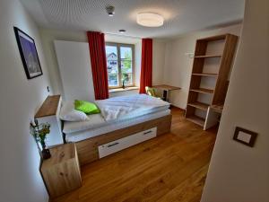 ein Schlafzimmer mit einem großen Bett und einem Fenster in der Unterkunft Hotel im Sud in Eggenfelden