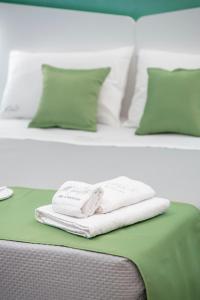 a white towel sitting on top of a bed at B&B Melavì in Lizzano