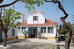 Casa blanca con techo rojo en Villa das Rosas, en Sintra