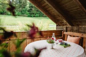 a table with flowers and a bottle of wine at Balsnhof in Chamerau
