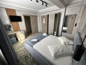 a bedroom with a bed with two towels on it at Camere de inchiriat KATALEYA in Mamaia Sat/Năvodari +55 photos