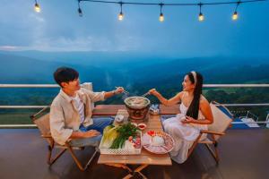 a man and a woman sitting at a table with food at ชิวชิวแคมป์ ภูชี้ฟ้า in Ban Huai Han +48 photos