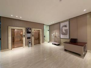 a large room with a display case in a museum at فندق فاليا in Al Kharj