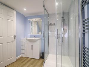 ein Badezimmer mit Dusche und Waschbecken in der Unterkunft Frome View in Wareham + 23 Fotos