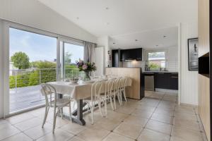 a kitchen and dining room with a table and chairs at Holidayhouse De Schotsman in Kamperland +30 photos