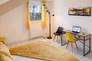 a bedroom with a desk with a laptop and chairs at Villa Pré d'Oro 5 étoiles 10 personnes, spa privé, nature, Vosges Saônoises in Amage