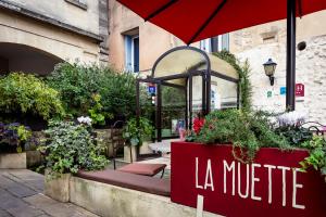 a sign that says la muerte in front of a store at Hôtel La Muette in Arles