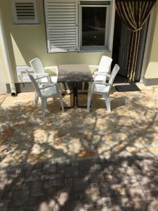 Patio alebo iná vonkajšia časť ubytovania House Mima
