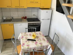 Kuchyňa alebo kuchynka v ubytovaní House Mima