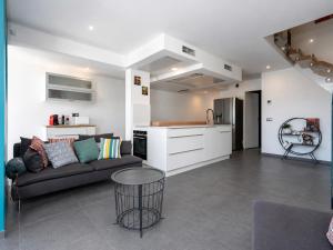 a living room with a couch and a kitchen at Villa Marina N173 - 5P6 in Le Grau-du-Roi +13 photos