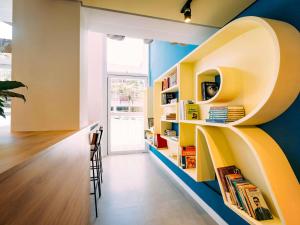 a room with a book shelf with books on it at ibis Styles Poços de Caldas in Poços de Caldas