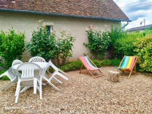 a group of chairs and a table in front of a house at Caporizon - La Solognote in Bracieux